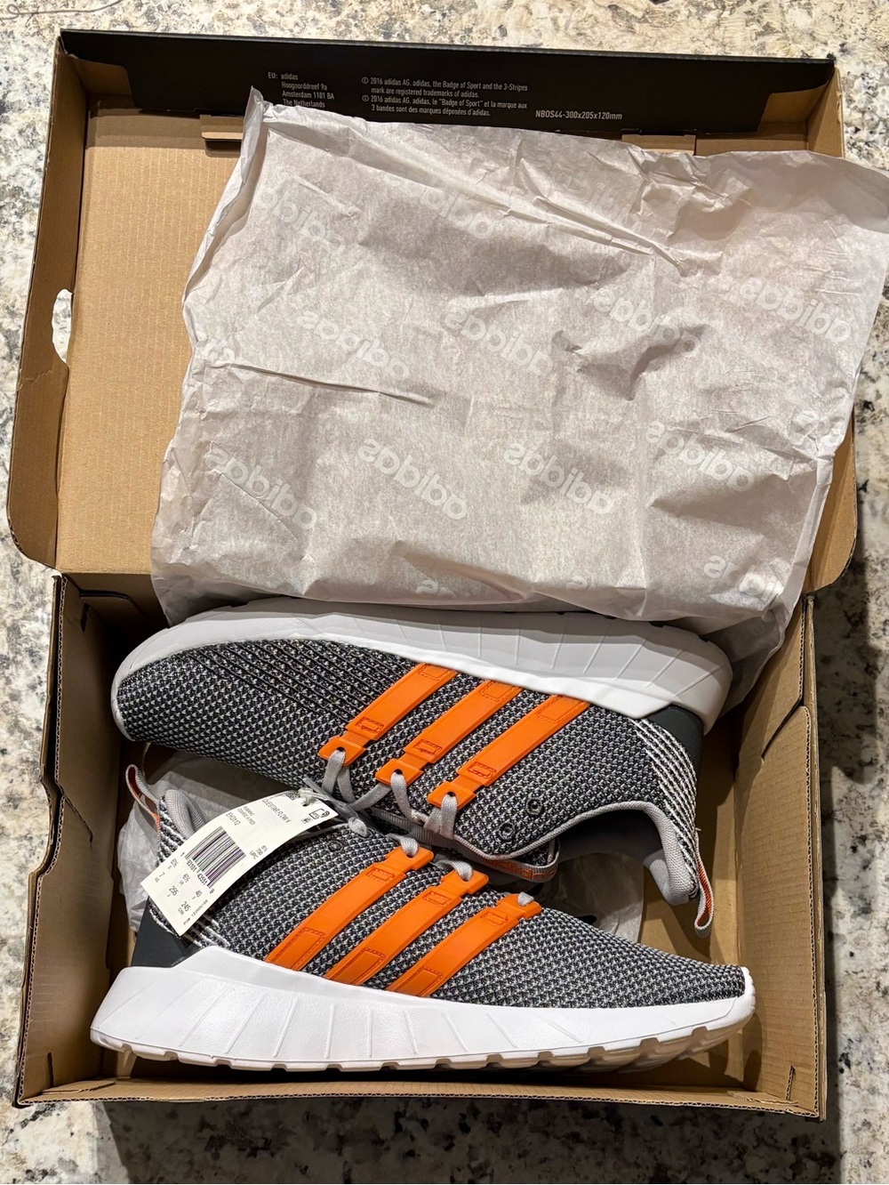 pair of Addidas Questar Flow K shoes model EH3112, Size 7